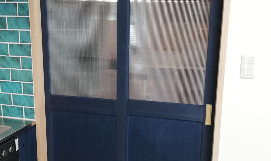 小田邸のあい色の引き戸